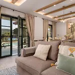 Leucolea With Pool Villa