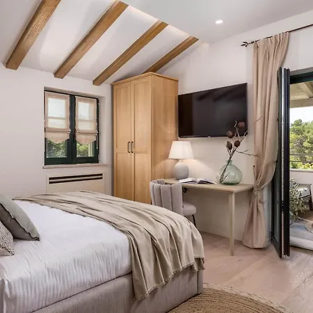 Leucolea With Pool Villa Cres