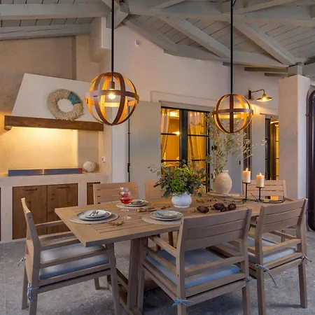 Vila Leucolea With Pool