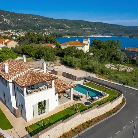 Villa Leucolea With Pool Cres