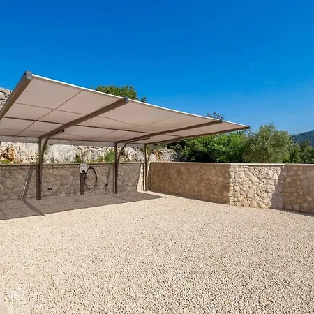 Leucolea With Pool Villa *