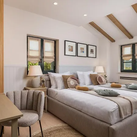 Villa Leucolea With Pool