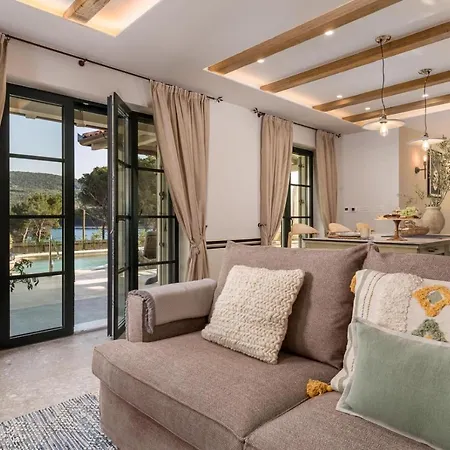 Leucolea With Pool Villa