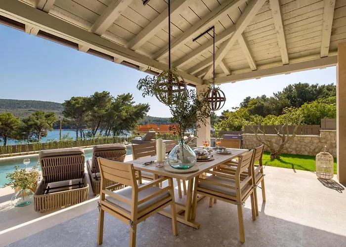 Leucolea With Pool Villa Cres