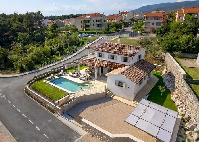 Villa Leucolea With Pool *