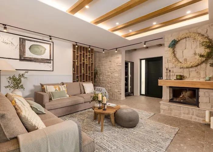 Leucolea With Pool Villa