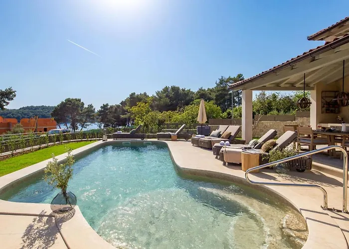 Villa Leucolea With Pool *