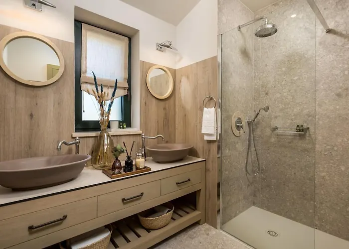 Leucolea With Pool Villa