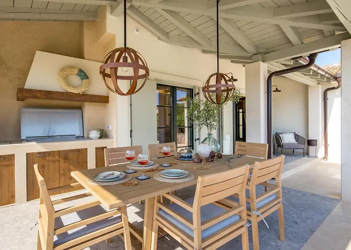 Leucolea With Pool Villa