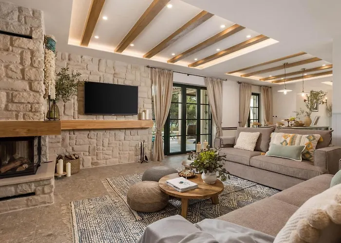 Leucolea With Pool Villa