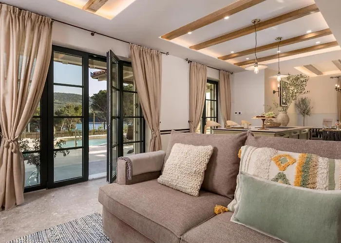 Leucolea With Pool Villa