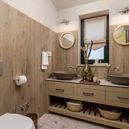 Villa Leucolea With Pool