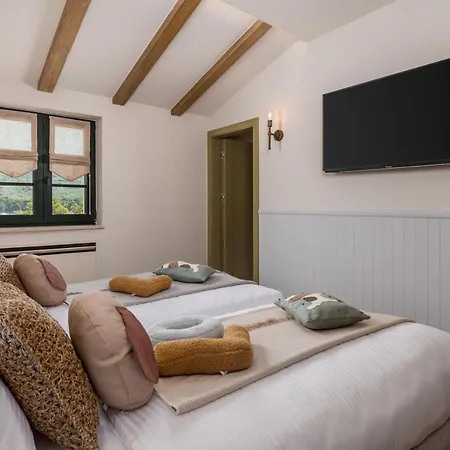 Villa Leucolea With Pool *