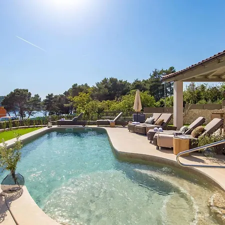 Villa Leucolea With Pool *