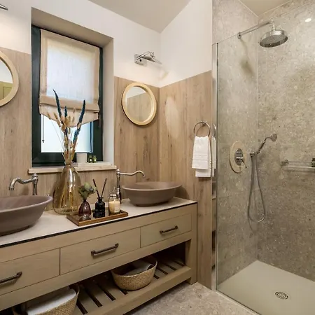 Leucolea With Pool Villa