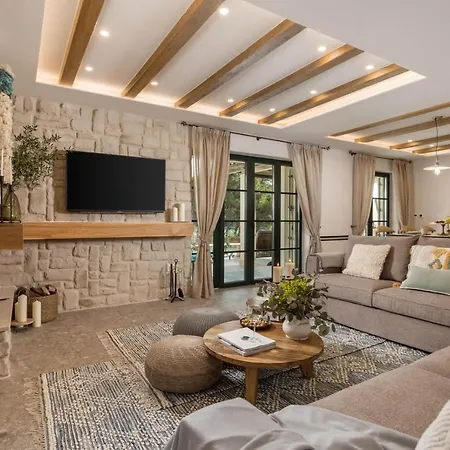 Leucolea With Pool Villa