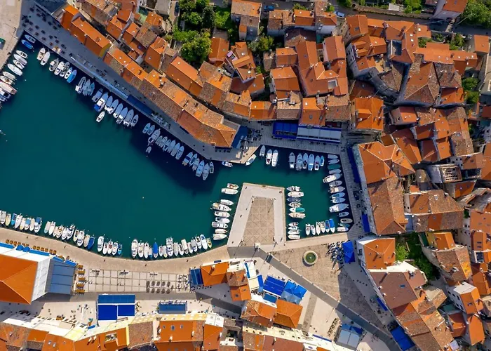 Leucolea With Pool Vila Cres