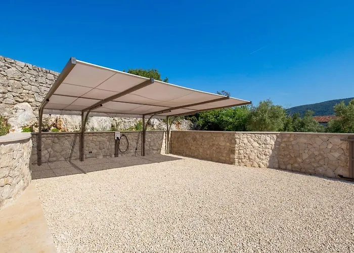 Leucolea With Pool Vila *